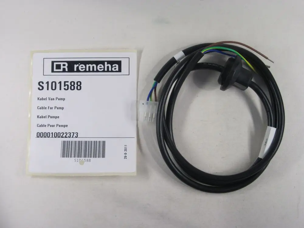 Pumpenkabel von Remeha mit mehreren Kabeln in verschiedenen Farben, ausgestattet mit einem Stecker und einer abdeckenden Kappe.